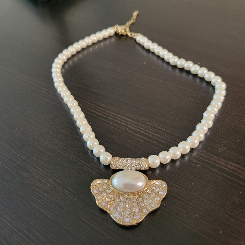 Elegant Faux Pearl and Gold Necklace